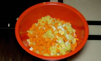 Tots els ingredients picats es col·loquen en una amanida comú. A continuació, s'hi afegeix maionesa i l'amanida es barreja amb cura amb una cullera.
