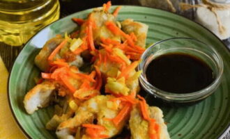 Ilipat ang gintong isda sa mga gulay at lutuin hanggang malambot. Bon appetit!