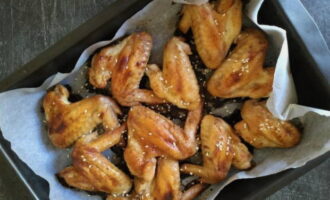 ปีกไก่อบในน้ำดองน้ำผึ้งถั่วเหลืองโรยด้วยงาและเสิร์ฟ อร่อย!