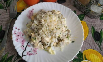 Dacă doriți, decorați salata cu o mână de brânză rasă și bucurați-vă de gustul delicat. Poftă bună!