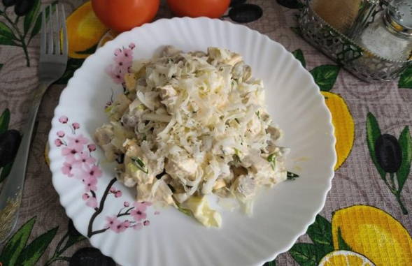 Salată cu șampioane conservate