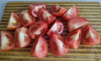 Cắt cà chua chín làm tư.