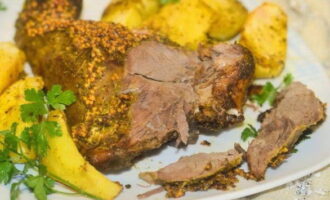 Carnea fragedă cu o garnitură este servită la masă în combinație cu legume proaspete sau murături. Poftă bună!