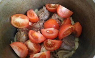 Chuyển cà chua vào vạc.