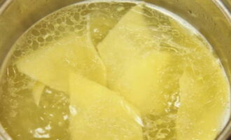 Haal de groenten met een schuimspaan uit de uienbouillon en doe ze in een aparte kom, voeg de vleesbouillon toe en voeg zout naar smaak toe. Kook zelfgemaakte noedels in batches gedurende 7-8 minuten.