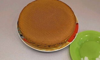 A zselés lepényt 200 fokos sütőben 50 percig sütjük. Ezalatt a torta megemelkedik és gyönyörű aranybarna színt kap. Jó étvágyat kívánunk!