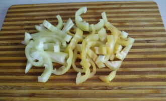 Ớt ngọt làm sạch hạt và phân vùng màu trắng, cắt thành khối.