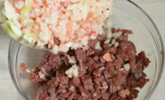 En un plat amb costats alts, combineu el xai i el greix de xai.