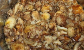 La cassola de patates amb bolets al forn és fàcil de preparar. Primer, bulliu els bolets fins que estiguin tendres. Teníem bolets de mel, així que es van cuinar durant 20 minuts.