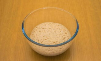 Gistdeeg met kefir is eenvoudig te bereiden. Verwarm eerst de melk tot deze warm is. Het is belangrijk dat het niet heet is. Voeg kristalsuiker, droge gist, een eetlepel bloem toe en meng alles grondig.Bedek de container met een handdoek, plaats hem op een warme plaats en laat 10 minuten staan tot het deeg rijst. Gistdeeg met kefir is eenvoudig te bereiden. Verwarm eerst de melk tot deze warm is. Het is belangrijk dat het niet heet is. Voeg kristalsuiker, droge gist, een eetlepel bloem toe en meng alles grondig. Bedek de container met een handdoek, plaats hem op een warme plaats en laat 10 minuten staan tot het deeg rijst.