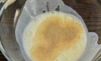 Com preparar una deliciosa massa de kefir? Escalfeu una mica mig got de kefir i afegiu-hi els ingredients secs: llevat, sal i sucre granulat.