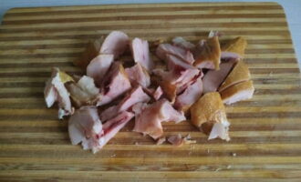 Com preparar una deliciosa amanida amb pastanagues coreanes? Separeu la carn dels ossos i talleu-la a trossos de la mida desitjada. Com preparar una deliciosa amanida amb pastanagues coreanes? Separeu la carn dels ossos i talleu-la a trossos de la mida desitjada.
