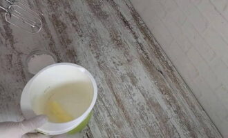 Paano gumawa ng cupcake cream na hawak ang hugis nito? Ang mantikilya, pinalambot sa temperatura ng silid, ay inilalagay sa isang mangkok para sa paghagupit ng cream.