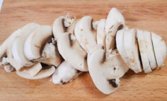 Peleu la ceba, sofregiu-la amb una mica d'oli i combineu-la amb el puré i l'anet picat. Afegiu-hi els ingredients al vostre gust i condimenteu-ho com vulgueu. Peleu la ceba, sofregiu-la amb una mica d'oli i combineu-la amb el puré i l'anet picat. Afegiu-hi els ingredients al vostre gust i condimenteu-ho com vulgueu.