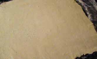 Amb un corró, estireu la pasta de full en forma quadrada i talleu-la en 9 quadrats iguals amb un ganivet.