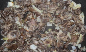 Escalfeu una mica d'oli vegetal en una paella i hi fregiu-hi la ceba tallada ben fina. A continuació, afegiu-hi els bolets bullits, sofregiu-los un parell de minuts més i retireu-los del foc.