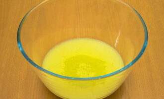 Giet kefir in een aparte container, voeg er plantaardige olie aan toe, meng en verwarm lichtjes in de magnetron. Giet kefir in een aparte container, voeg er plantaardige olie aan toe, meng en verwarm lichtjes in de magnetron.