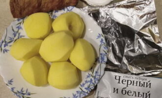 Les patates amb cansalada al forn són fàcils de preparar. Inicialment, els productes anteriors es preparen per cuinar. Les patates es pelen i es renten amb aigua freda. Podeu triar qualsevol cansalada segons el vostre gust.