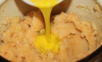 Peleu les patates amb la resta de pastanagues, poseu-les en una cassola, cobriu-les amb aigua freda i bulliu-les fins que estiguin tendres. Tritureu les verdures preparades amb un puré, afegiu-hi la llet escalfada, la meitat de l'ou batut i barregeu-ho tot bé.