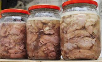 Traiem el pot calent de la paella, l'enrotllem, el capgirem i el deixem a temperatura ambient fins que es refredi completament. Emmagatzemar en un lloc fresc durant sis mesos. Bona gana!
