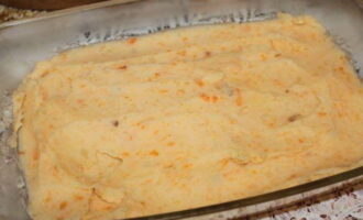 Comencem a muntar la cassola. Col·loqueu aproximadament 1/3 del puré de patates al fons del plat per al forn.