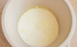 Om een luchtig gistdeeg te bereiden, verwarmt u de melk lichtjes. Om een luchtig gistdeeg te bereiden, verwarmt u de melk lichtjes.