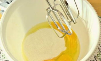 Hoe bak je een donzige biscuitgebak met kefir in de oven? Combineer suiker en eieren in een diepe kom.