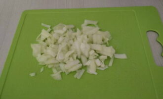 La cassola de patates al forn és molt fàcil de preparar. Peleu la ceba i piqueu-la finament. La cassola de patates al forn és molt fàcil de preparar. Peleu la ceba i piqueu-la finament.