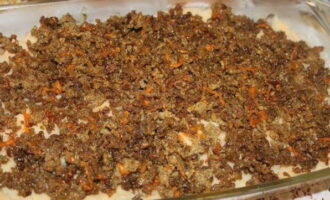 A continuació, afegiu-hi la carn picada fregida i torneu a fer el puré de patates com a darrera capa. Pinteu-ho tot per sobre amb l'ou restant i poseu-ho al forn preescalfat a 150 °C durant 30 minuts fins que estigui daurat.