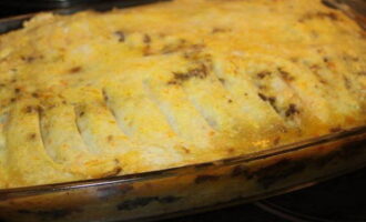 Talleu la cassola de patates acabada en porcions i serviu-la amb herbes i verdures fresques. Bona gana! 