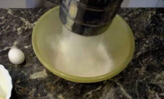 Paano gumawa ng klasikong shortcrust pastry para sa isang pie sa bahay? Upang masahin ang kuwarta para sa resipe na ito, ang mantikilya ay pinananatili sa temperatura ng silid nang maaga upang ito ay malambot. Upang pagyamanin ang oxygen, ang harina ay sinasala sa pamamagitan ng isang salaan nang direkta sa isang mangkok para sa pagmamasa ng kuwarta.