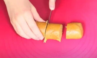 Sau đó, nó được tạo thành một chiếc xúc xích dày và cắt thành sáu miếng bằng nhau.