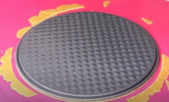 Những miếng bột được cán thành những chiếc bánh mỏng tỷ lệ với đường kính của chảo rán và các mép được cắt đều.