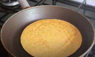 Bánh được nướng trong chảo rán khô, đun nóng trong một phút, không hơn, cho mỗi mặt. Không cần nướng đến khi bánh có màu vàng nâu thì bánh sẽ mềm hơn.