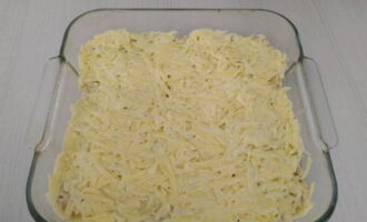 Cobriu el farcit amb la resta de la barreja de patates i, armat amb una cullera o espàtula, anivelleu-lo. Cobriu el farcit amb la resta de la barreja de patates i, armat amb una cullera o espàtula, anivelleu-lo.