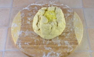 Nâng các cạnh của đế về giữa và tạo thành một cái túi.