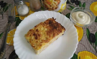 La cassola de patates està llesta! Refredeu lleugerament el plat acabat, talleu-lo a porcions i serviu-lo en combinació amb les vostres salses i verdures preferides. Bona gana! La cassola de patates està llesta! Refredeu lleugerament el plat acabat, talleu-lo a porcions i serviu-lo en combinació amb les vostres salses i verdures preferides. Bona gana!