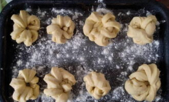 Transferăm semifabricatele pe o foaie de copt și le introducem la cuptor la 180 de grade timp de 30-40 de minute (timpul poate varia în funcție de puterea cuptorului tău).