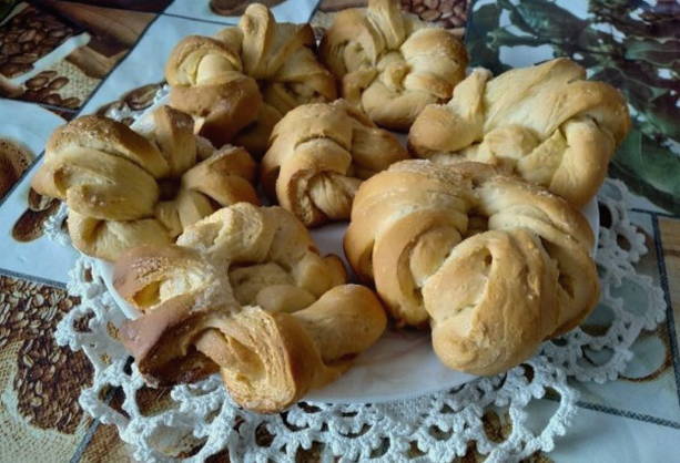Chifle cu zahăr din aluat de drojdie