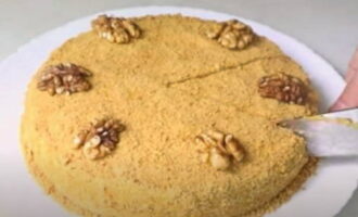 Bánh được trang trí theo sở thích cá nhân và để ngâm trong ba giờ, hoặc tốt nhất là qua đêm. Bánh mật ong trong chảo đã sẵn sàng! Làm bánh ngon và thành công!