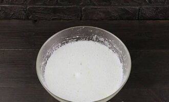 Làm tan chảy bơ trong lò vi sóng hoặc trong nồi cách thủy, để nguội đến nhiệt độ phòng rồi đổ vào hỗn hợp trứng-đường, cùng với kem chua và muối - dùng máy đánh trứng khuấy đều.