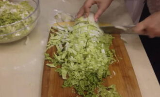 Salata cu varză chinezească și porumb se prepară rapid și ușor. Un cap de varză chinezească este clătit cu apă rece și tăiat în bucăți mici de formă arbitrară. Feliile de varză se pun imediat în bolul de salată.