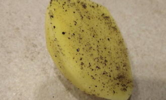 Les patates es tallen per la meitat i es salpebren per tots els costats amb una barreja de pebrots.