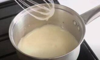 Một thìa cà phê soda được thêm vào mật ong tan chảy, điều này sẽ dẫn đến sự xuất hiện của bọt trắng và mật ong được trộn lại bằng máy đánh trứng.
