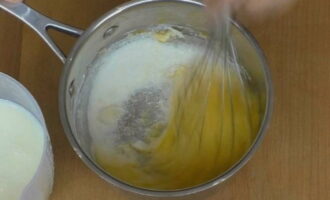 Dùng máy đánh trứng, trộn các nguyên liệu cho đến khi mịn.