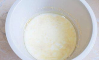 Voeg er droge ingrediënten aan toe: gist, kristalsuiker en zout. Laat het 10 minuten staan zodat de gist zijn werk kan doen. Voeg er droge ingrediënten aan toe: gist, kristalsuiker en zout. Laat het 10 minuten staan zodat de gist zijn werk kan doen.