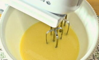 We bewapenen ons met een mixer en kloppen de ingrediënten grondig (totdat de zoete kristallen volledig zijn opgelost).