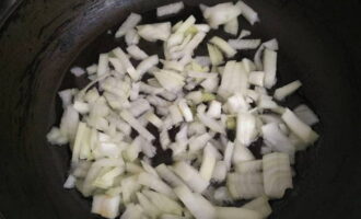 Sofregiu els trossos de ceba en oli vegetal calent durant tres minuts. Sofregiu els trossos de ceba en oli vegetal calent durant tres minuts.