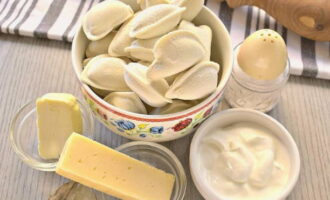 Les boles de massa en cassoles al forn són molt fàcils de preparar. Preparem els ingredients necessaris segons la llista. Mesurem la quantitat necessària de boles congelades i altres productes.