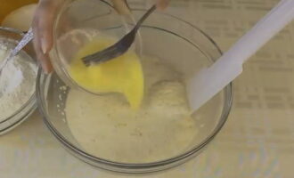 Oul de pui se bate cu o furculita si se toarna intr-un castron cu aluatul. Oul de pui se bate cu o furculita si se toarna intr-un castron cu aluatul.